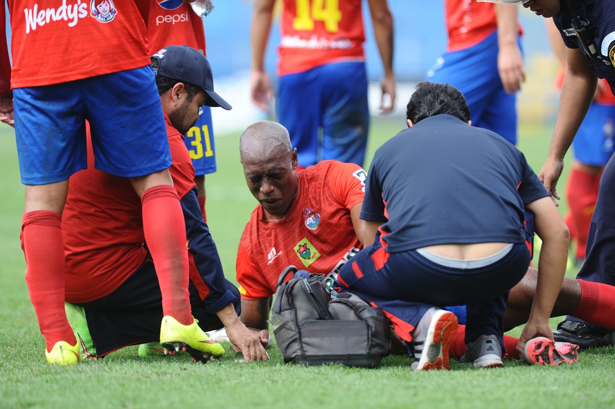 Johnny Woodly es atendido, tras lesionarse en el juego contra Suchitepéquez. (Foto Prensa Libre: Francisco Sánchez).