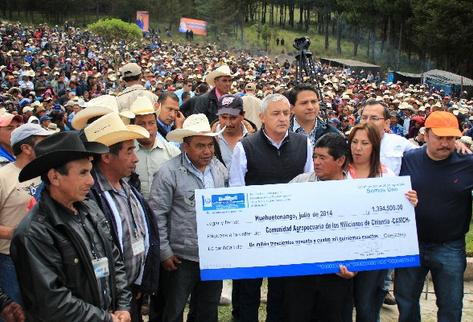 Productores de papa reciben Q1.3 millones del presidente Pérez Molina, en Chiantla, para construir un centro de acopio.