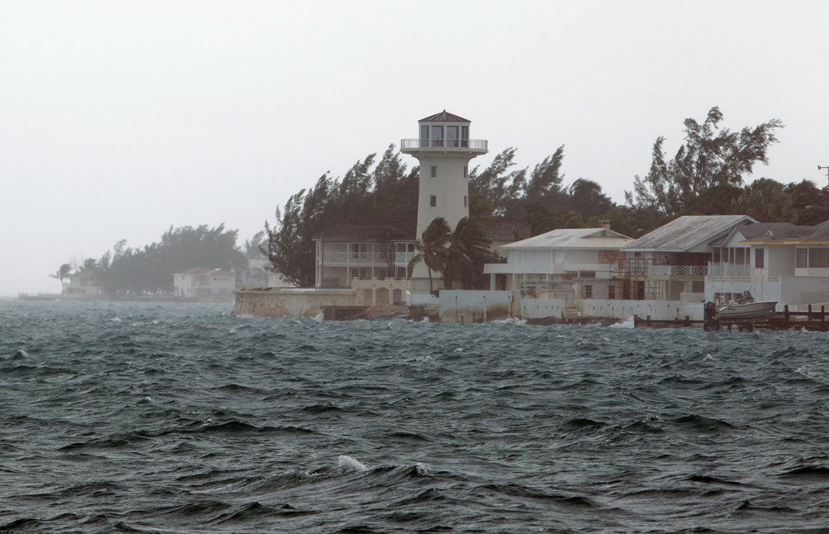 El centro del huracán se encuentra a unas 5 millas al sur de cayo Rum y a 40 millas al sur-suroeste de la isla de San Salvador, ambas en las Bahamas. (Foto Prensa Libre: AP).