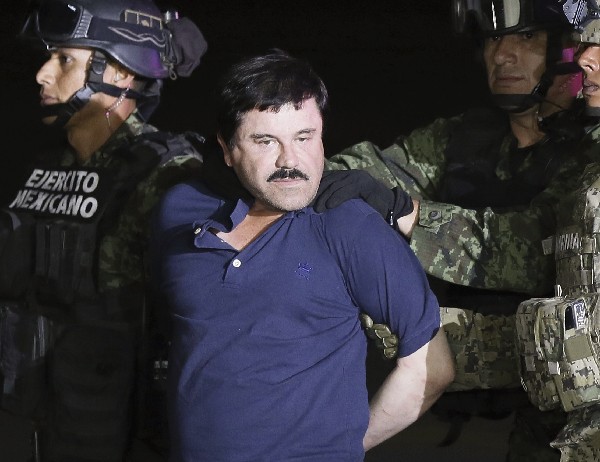 Agentes trasladan a el "Chapo" Guzmán a una prisión de Ciudad Juárez.(EFE).