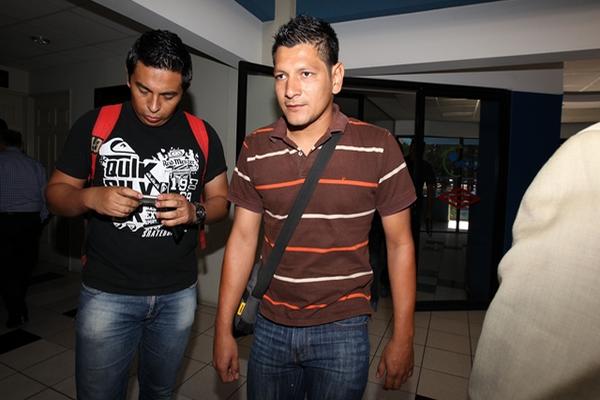 El jugador guatemalteco Rodrigo de León sale de las instalaciones de la FedeFutbol. (Foto Prensa Libre: Hemeroteca PL)