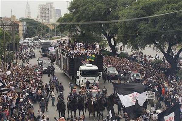 Los hinchas de Corinthians observan un desfile del equipo tras ganar el  Mundial de Clubes el martes 18 de diciembre de 2012, en Sao Paulo. (Foto Prensa Libre: AP)