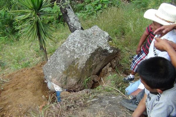 Vecinos observan la roca que segó la vida del leñador. (Foto Prensa Libre: Óscar Figueroa)<br _mce_bogus="1"/>