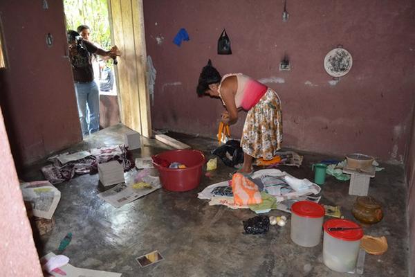 Una mujer afectada revisa lo poco que le quedó. (Foto Prensa Libre: Jorge Tizol)