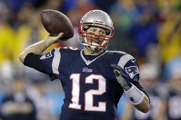 Tom Brady vuelve a las prácticas de los Patriots. (Foto Prensa Libre: AP)