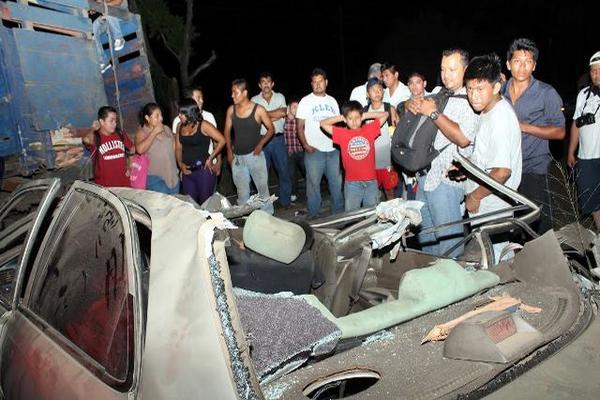 Automóvil se estrelló en la parte trasera de camión (Foto Prensa Libre: ROLANDO MIRANDA).