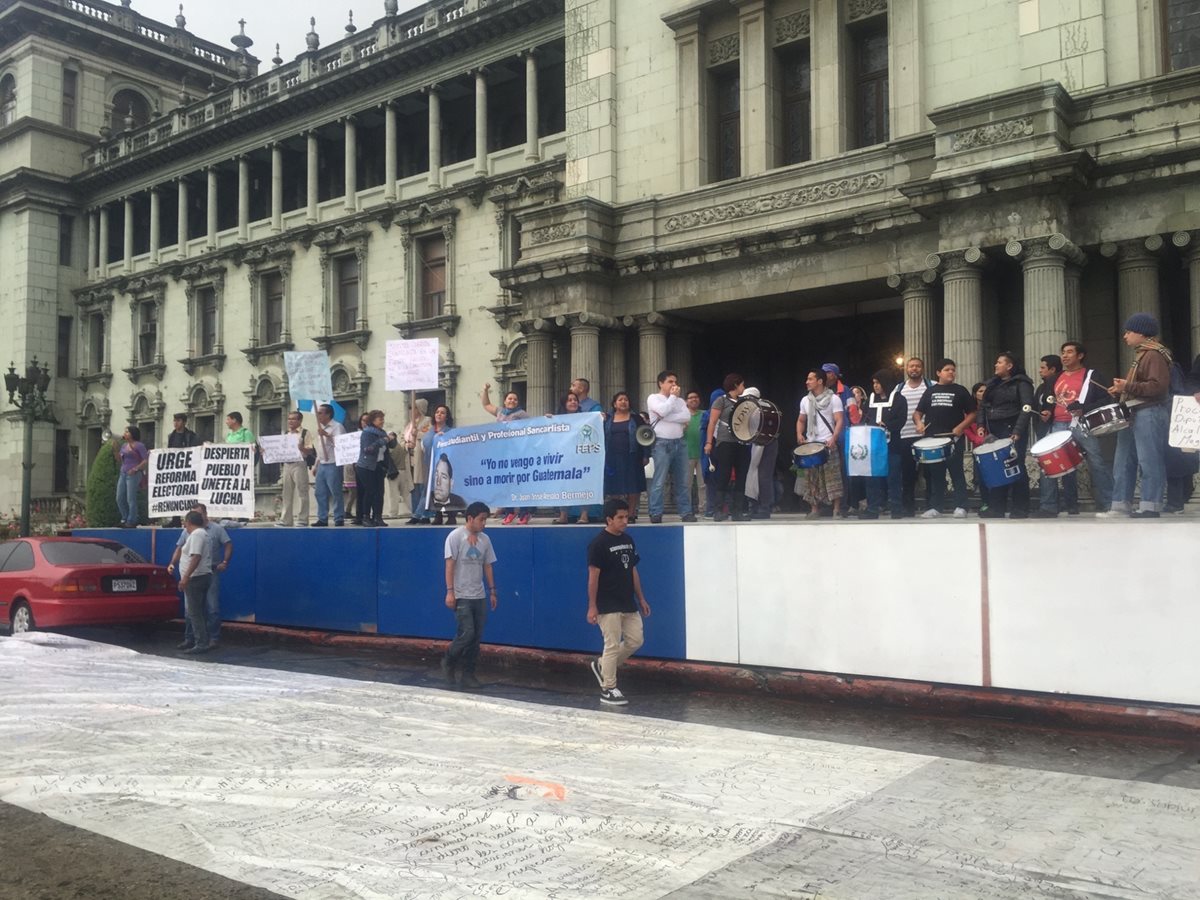 El grupo comenzó la manifestación frente al Congreso y terminó sobre una tarima en la Plaza de la Constitución. (Foto Prensa Libre: Estuardo Paredes)