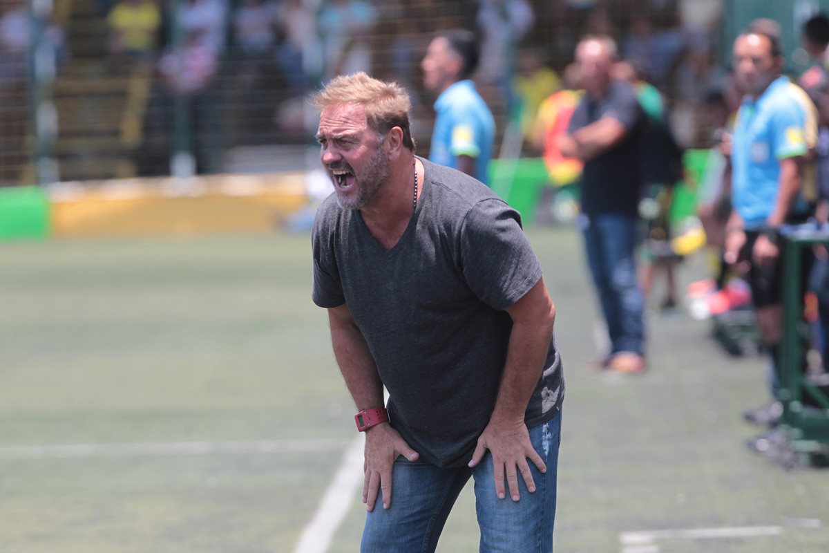 Carlos Ruiz sufrió desde el banquillo el descenso de Deportivo Mictlán. (Foto Prensa Libre: Norvin Mendoza).