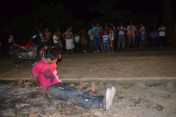 Antoni Alfredo Gómez, sindicado de haber intentado violar una menor, fue vapuleado en Retalhuleu. (Foto Prensa Libre: Jorge Tizol)