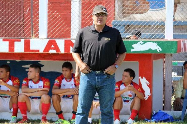 Johnny Chaves, técnico de Mictlán, confía en que su equipo se salvará y peleará por el título. (Foto Prensa Libre: Óscar González)