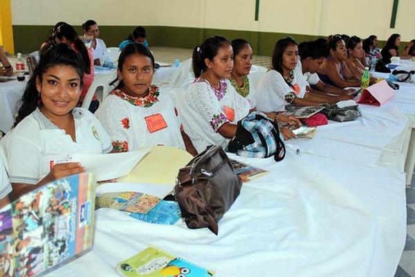 Más de siete mil docentes lograron capacitarse en los últimos tres años, aunque se cuestiona los gastos.