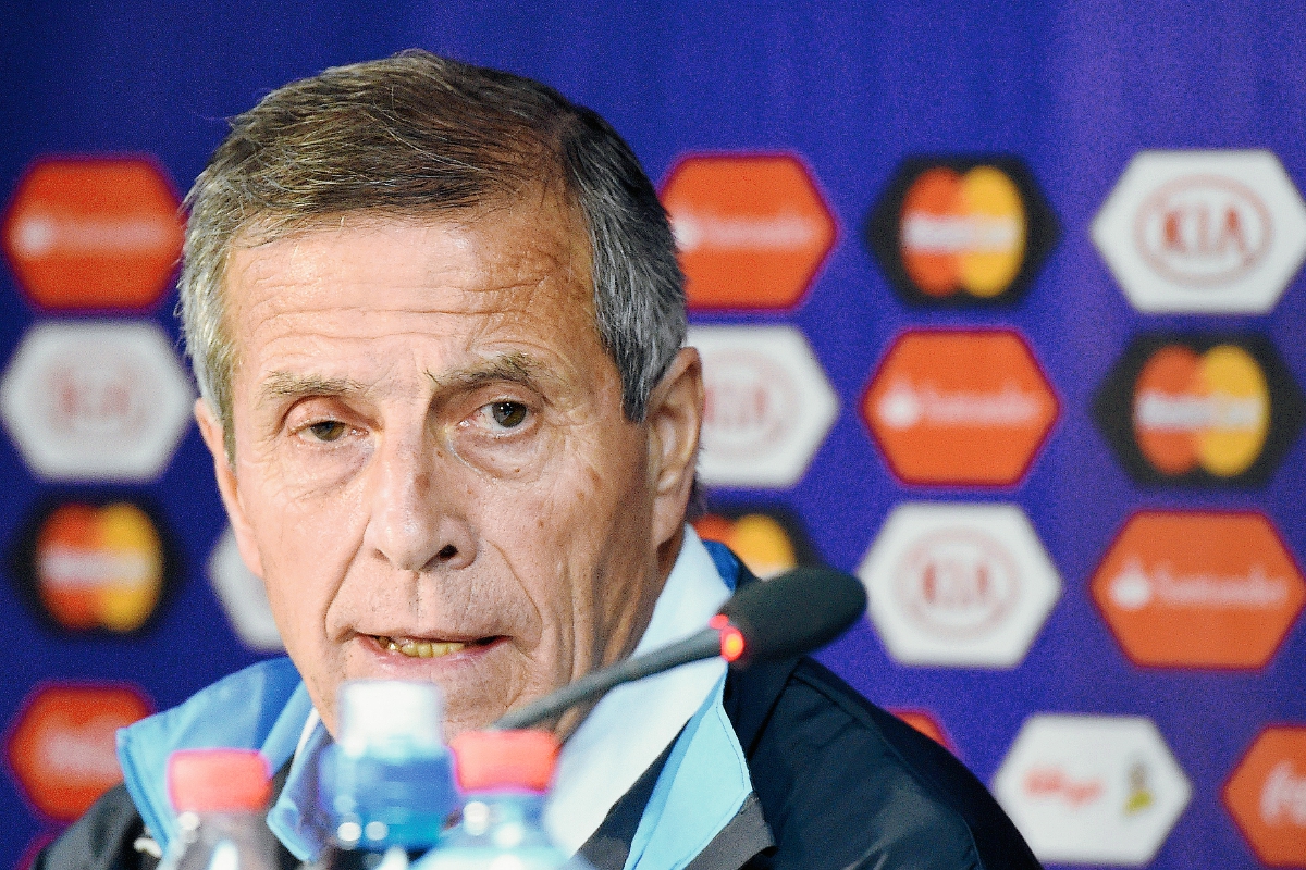 El técnico de la Selección de Uruguay, Óscar Washington Tabárez afirmó que le darán tiempo a Cavani tras el arrestó de su papá. (Foto Prensa Libre: AFP)