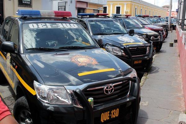 Autopatrullas se hallan estacionadas frente a la Comisaría 41, por falta de gasolina. (Foto Prensa Libre: Carlos Ventura)