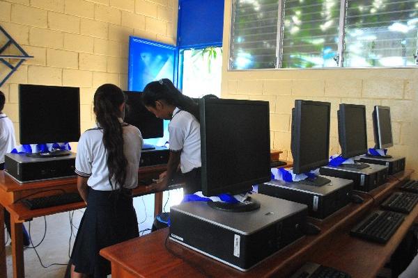 Cuatro planteles rurales de Nuevo San Carlos recién recibieron computadoras, pero no se pueden usar debido a la falta de electricidad.