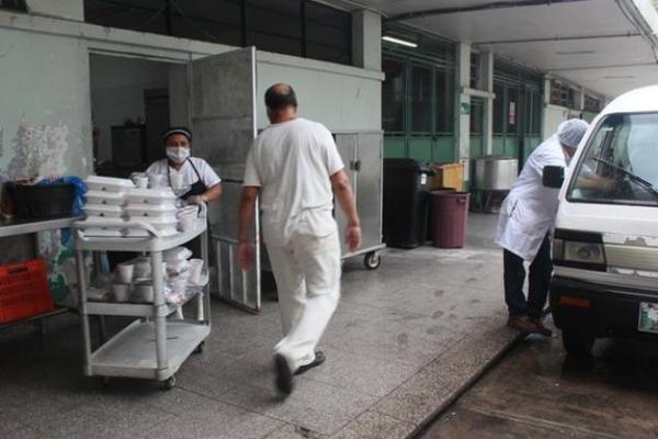 Pacientes y empleados del hospital del IGSS de Escuintla señalan que en los últimos días se ha retrasado la entrega de almuerzos. (Foto Prensa Libre: Melvin Sandoval)