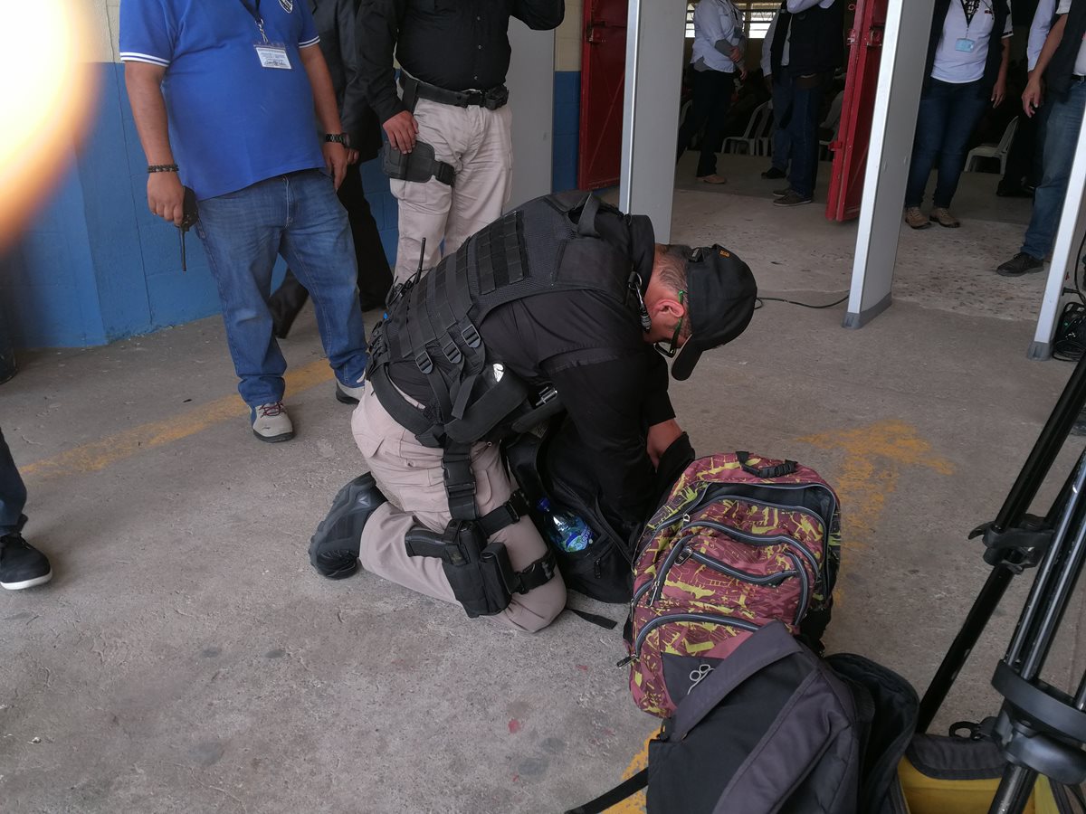Agentes de la SAAS revisaron mochilas de los estudiantes, sin embargo, no las pudieron ingresar a Cefemerq. (Foto Prensa Libre: Fred Rivera)