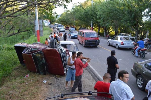 Dos de los tres vehículos involucrados en el accidente de tránsito en Zacapa. (Foto Prensa Libre: Víctor Gómez)<br _mce_bogus="1"/>