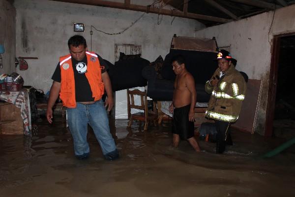 autoridades inspeccionan una de las 66 casas inundadas en Petén.