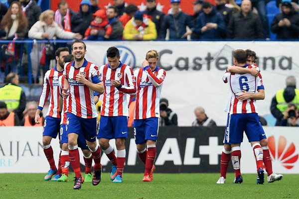 Los jugadores del Atlético de Madrid festejaron de esta manera el triunfo ante el Getafe. (Foto Prensa Libre: EFE).