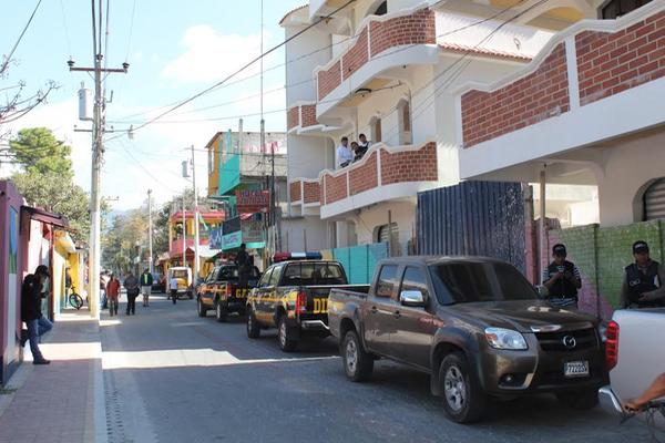 Agentes allanaron hoteles, comercios y centros nocturnos en busca de drogas. (Foto Prensa Libre: Angel Julajuj)<br _mce_bogus="1"/>