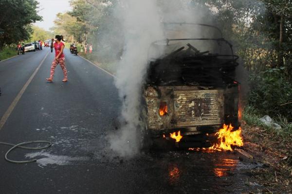 El piloto y dos pasajeros del mototaxi se salvaron de morir calcinados. (Foto Prensa Libre: Rolando Miranda).<br _mce_bogus="1"/>