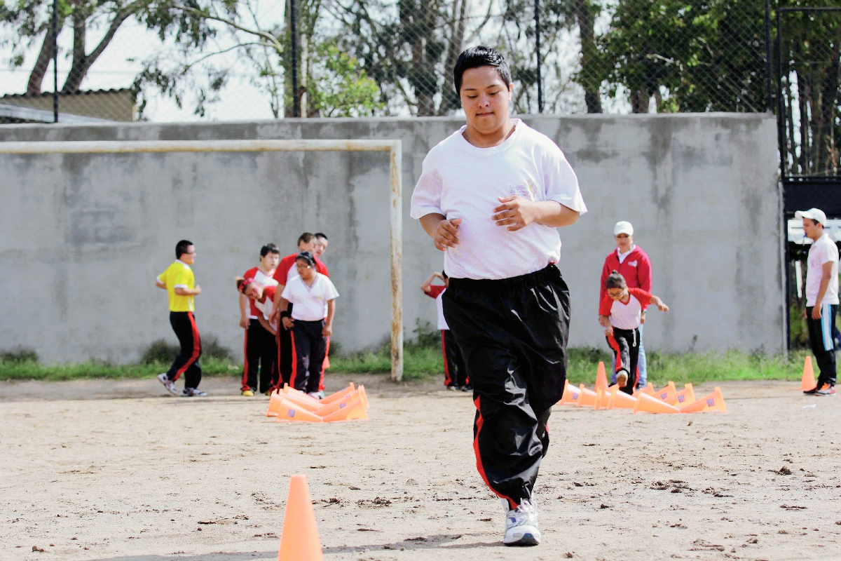 Erick le pone empeño y dedicación a cada practica que tiene, por esa razón se convertido en un ejemplo para sus compañeros en el equipo de atletismo. (Foto Prensa Libre: Cortesía Digef)