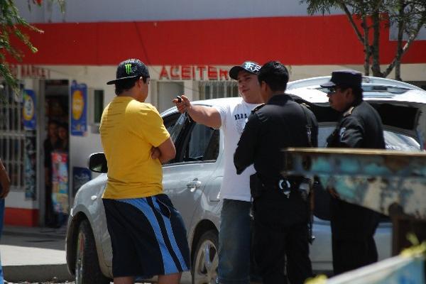 Agentes de la Policía conversan con supuestos sujetos armados que habrían disparado.