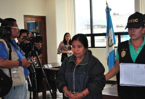 Rosario Colop  Chim, sindicada de haber secuestrado a una menor en 1984, es ingresada en el  Juzgado Segundo de Primera Instancia Penal, en Xela. (Foto Prensa Libre: Alejandra Martínez)