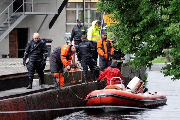 Miembros de la policía polaca trabajan en el rescate del cuerpo sin vida de un hombre que apareció en un canal, durante la búsqueda de un hincha irlandés de 21 años. (Foto Prensa Libre: EFE)