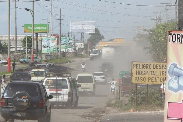 Cantidad de polvo  afecta salud de vecinos de Mazatenango, por trabajos en calzada.