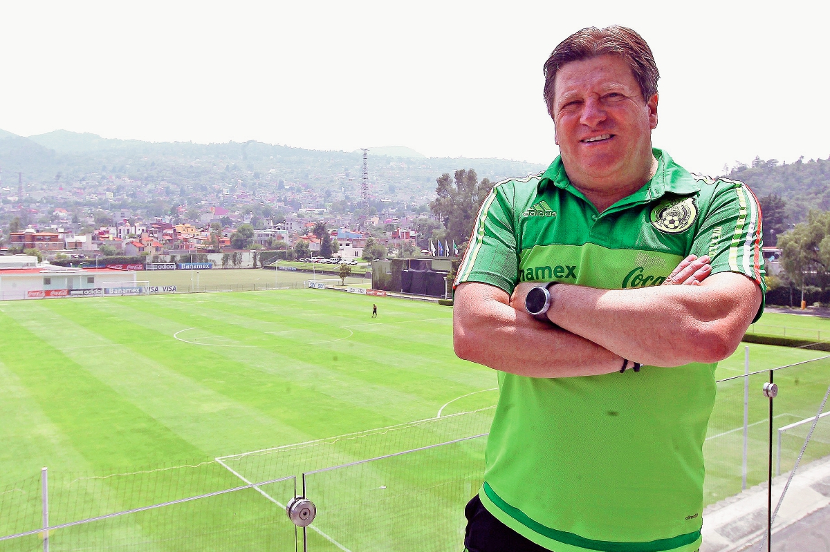 El director técnico de la Selección Mexicana de Fútbol, Miguel Herrera, posa en el Centro de Alto Rendimiento (CAR) de Ciudad de México. (Foto Prensa Libre: EFE)