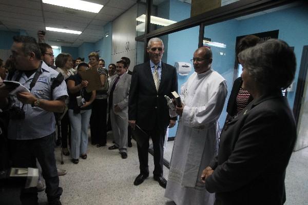 EL sacerdotE  José Luis Colmenares bendice  instalaciones para pacientes con cáncer.