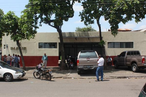 El cuerpo fue llevado a la morgue del Inacif de la ciudad de Escuintla. (Foto Prensa Libre: Melvin Sandoval)<br _mce_bogus="1"/>