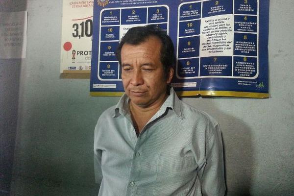 Eduardo Montalbán de la Cruz, sindicado de tres delitos, permanece en la Comisaría 34, en Retalhuleu. (Foto Prensa Libre: Rolando Miranda)