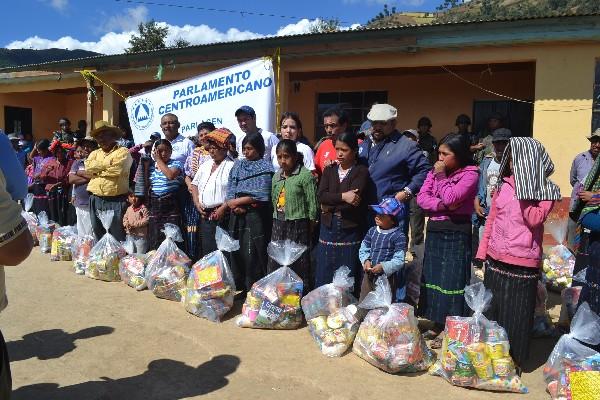 Pobladores  de  la comunidad Tambrizab,  junto  a la bolsa de  ayuda  entregada   por  el Parlacén.