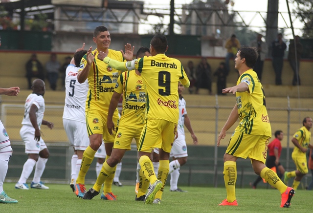 Los jugadores de Marquense celebran la anotación que les dio el 1-0 parcial ante Universidad. (Foto Prensa Libre: Aroldo Marroquín). 