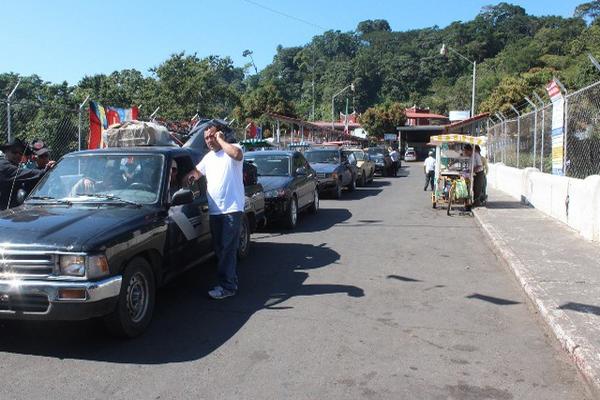 Decenas de  vehículos conducidos por nacionales que vienen de EE. UU.  ingresan  a diario por el paso fronterizo de El Carmen, Malacatán, San Marcos. (Foto Prensa Libre: Alexánder Coyoy)