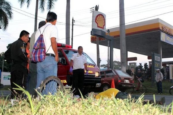 El anciano se atravesó la calle cuando venía el bus. (Foto Prensa Libre: Rolando Miranda)