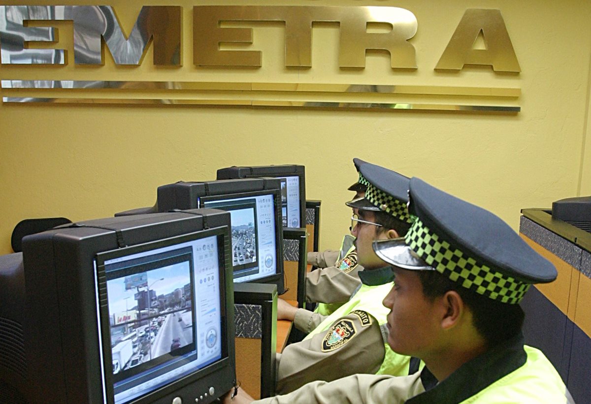 Agentes de Emetra en el Centro de Control de Tránsito. (Foto Prensa Libre: Hemeroteca PL)
