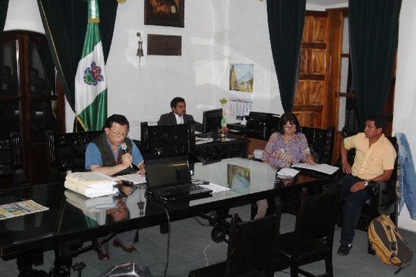 Édgar Ruiz, alcalde  en funciones de Antigua Guatemala   —con micrófono— junto a  los concejales Patricia Diéguez y Mario Pérez, y el abogado Juan  López.