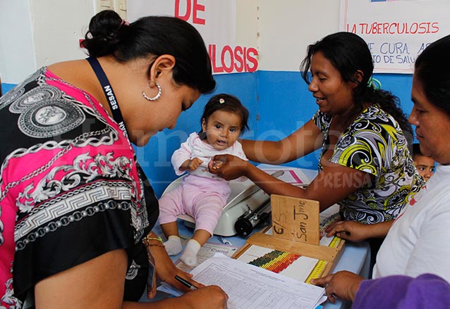 Madre lleva a su hijo a control médico en San Jerónimo. (Foto: Hemeroteca PL)