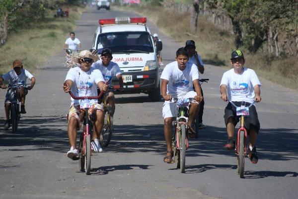 Un grupo de participantes,  durante  la bicitravesía  organizada  en  Champerico, Retalhuleu.