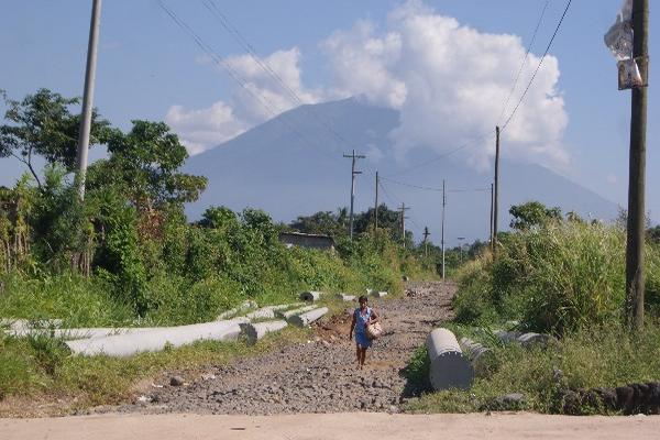 En    la aldea San Luis se hallan  postes de cemento que  servirán para el traslado de electricidad.