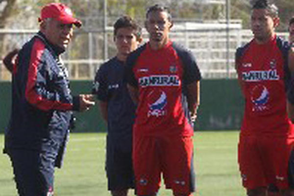 El Maño fue escuchado por los integrantes del plantel escarlata. (Foto Prensa Libre: Óscar Felipe)