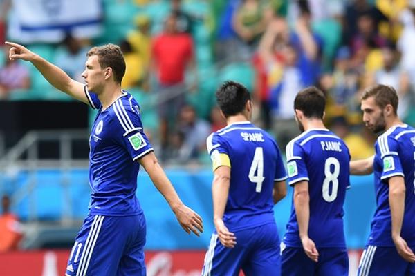 El delantero Edin Dzeko marcó el primer gol de Bosnia ante Irán. (Foto Prensa Libre: AFP)