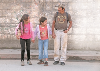 Rutilia Xuc -izquierda- y su hermana Sonia junto al padre Merardo caminan por las calles de la ciudad de Cobán. La juvenil deportiva es una promesa del atletismo, en especial de las carreras pedestres. (Foto Prensa Libre: Eduardo Sam Chun)