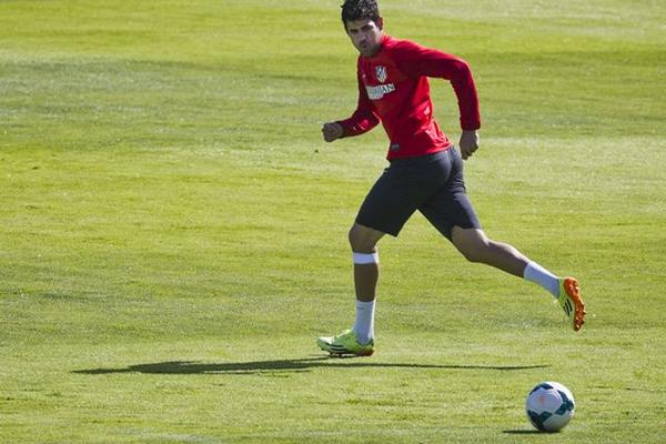 Costa se entrenó este sábado con normalidad y podría ser opción para el técnico Simeone. (Foto Prensa Libre: EFE)