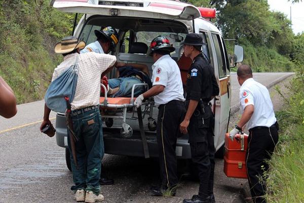 El herido es trasladado al Hospital Nacional de Jalapa. (Foto Prensa Libre: Hugo Oliva)<br _mce_bogus="1"/>