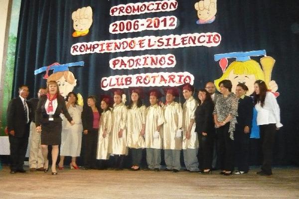 Grupo de estudiantes que culminaron sus estudios de primaria en San Marcos.