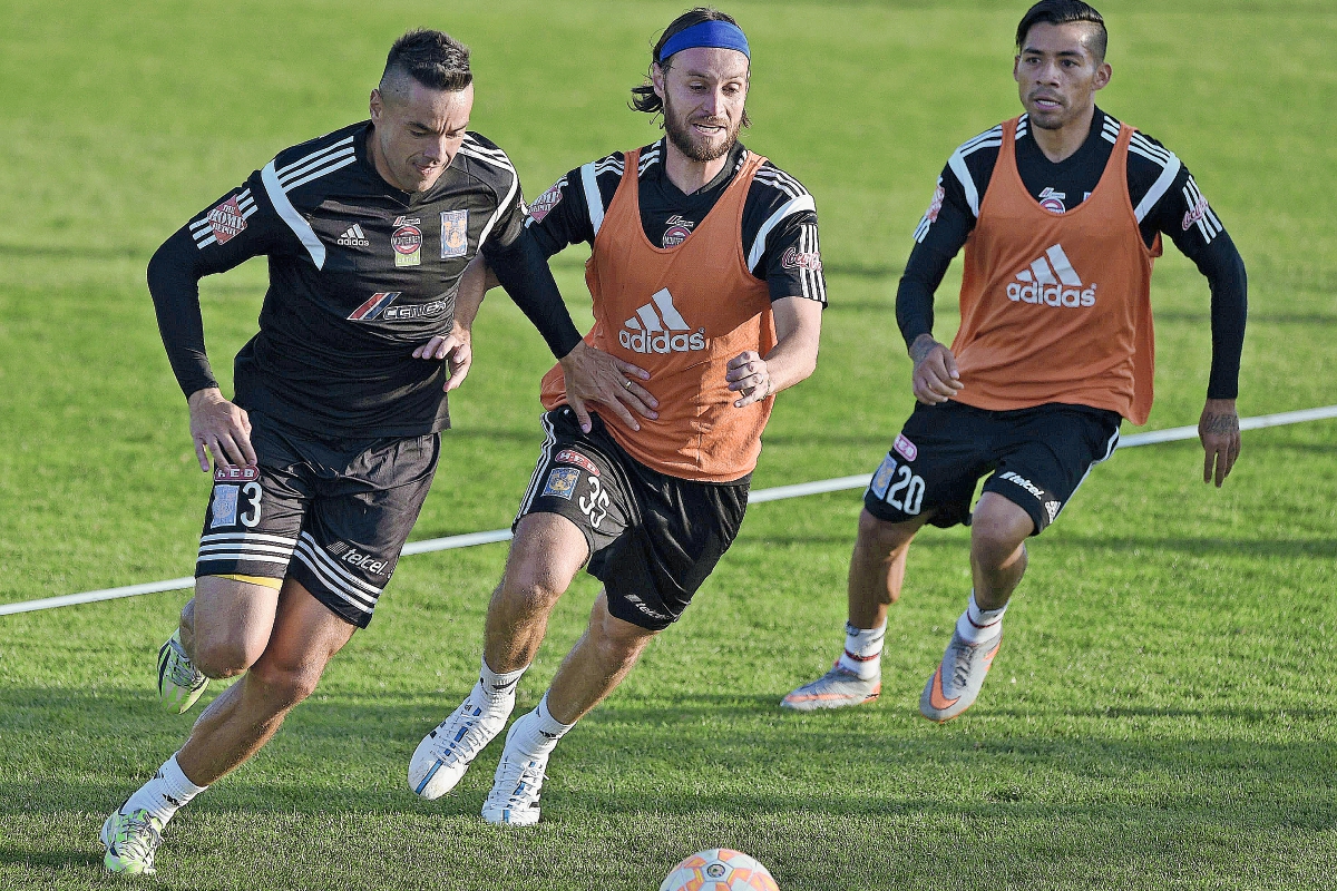 Los Tigres tienen previsto repetir el entrenamiento la tarde del martes en el campo xeneize. (Foto Prensa Libre: AFP)